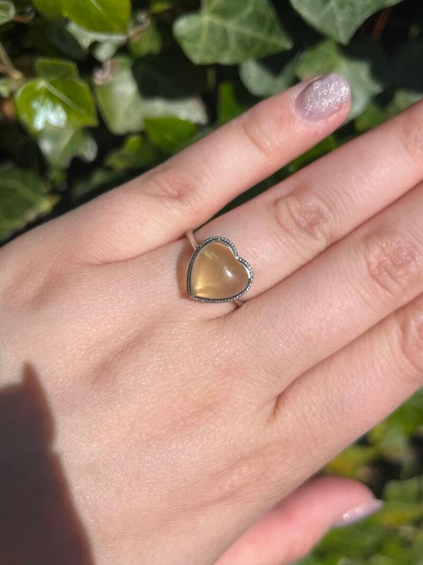 Gele fluoriet hart ring zilverkleurig