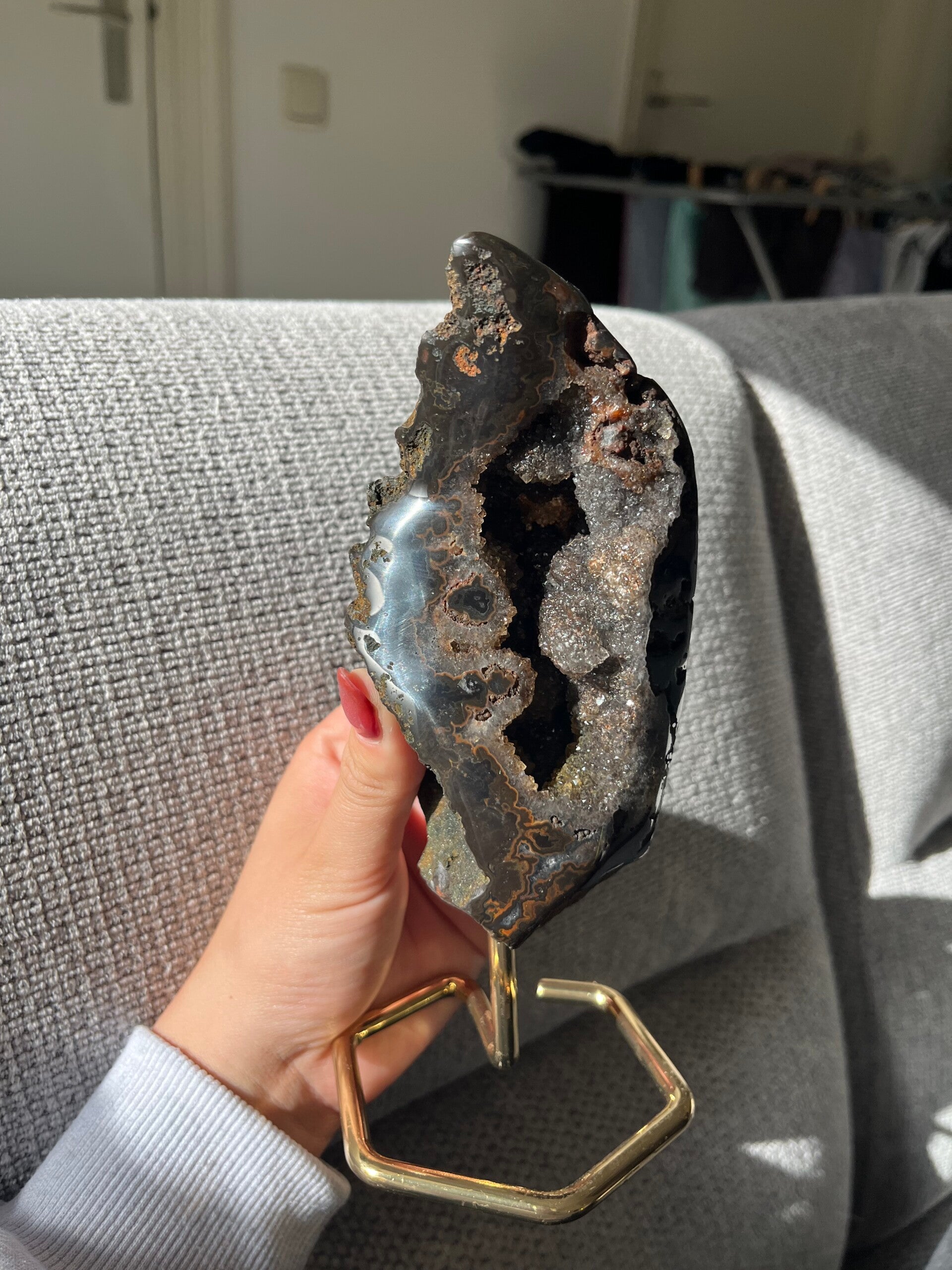 Agaat op gouden standaard