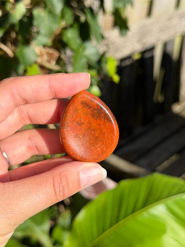 Rode jaspis druppel worry stone