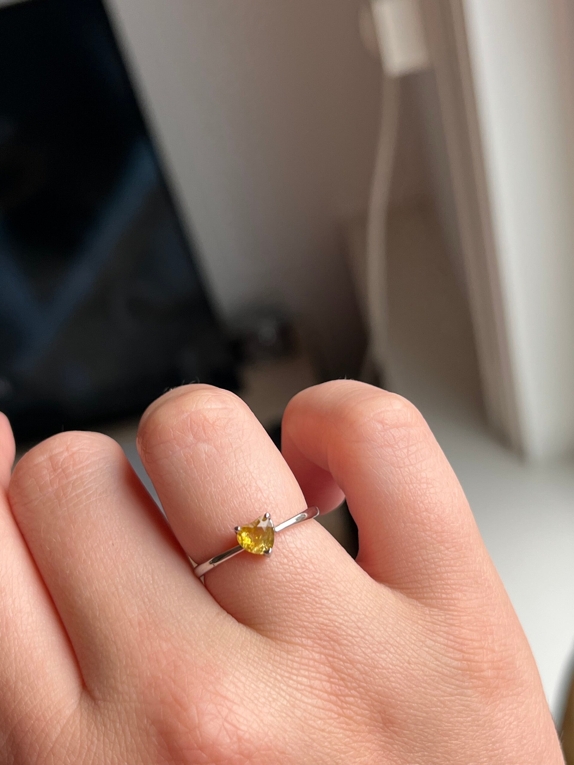 Gele toermalijn ring hartvormig zilverkleurig