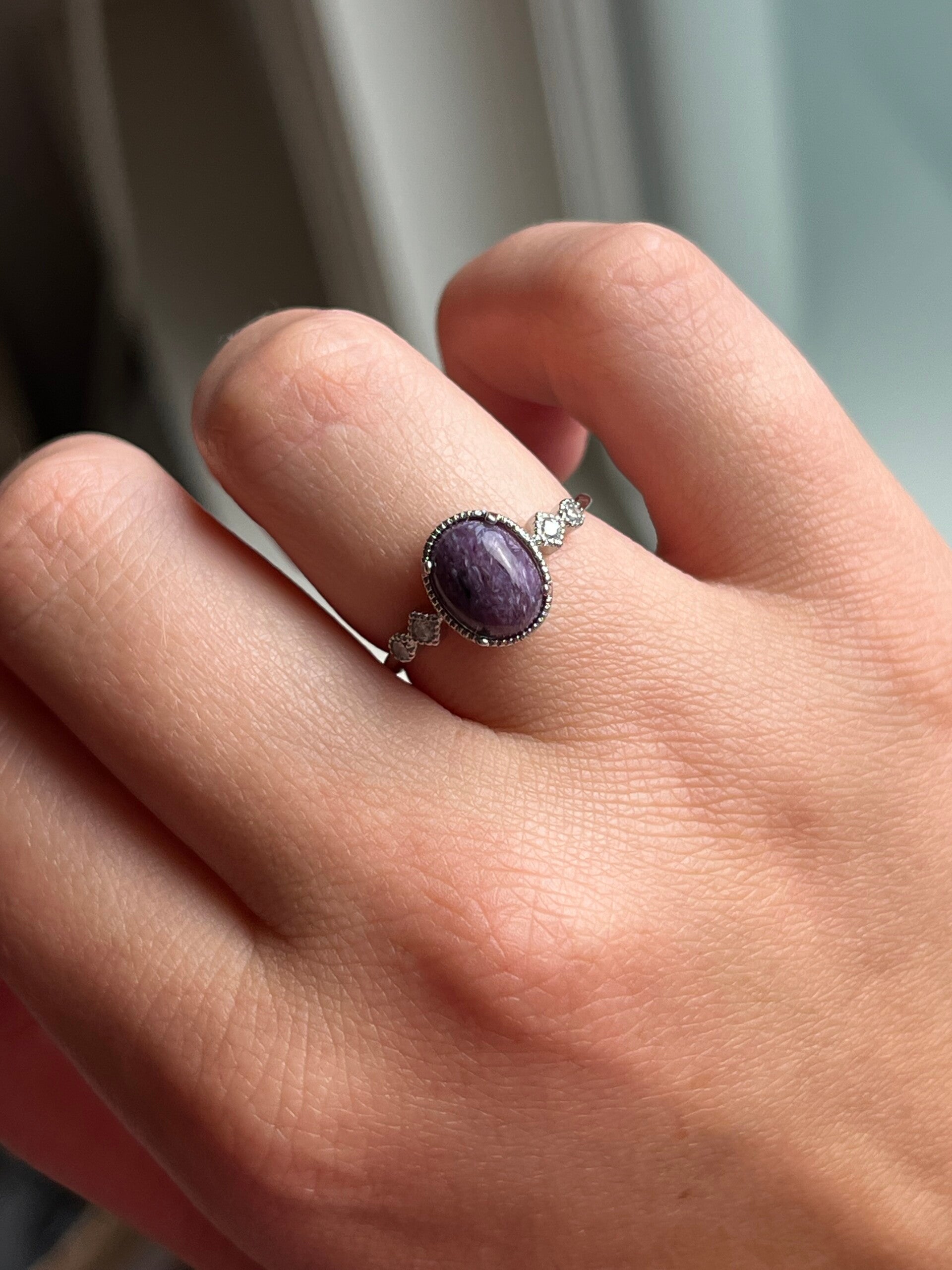 Charoiet ring zilverkleurig