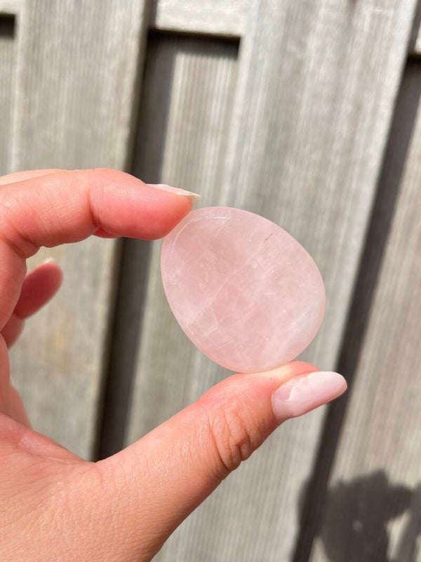 Rozenkwarts worry stone