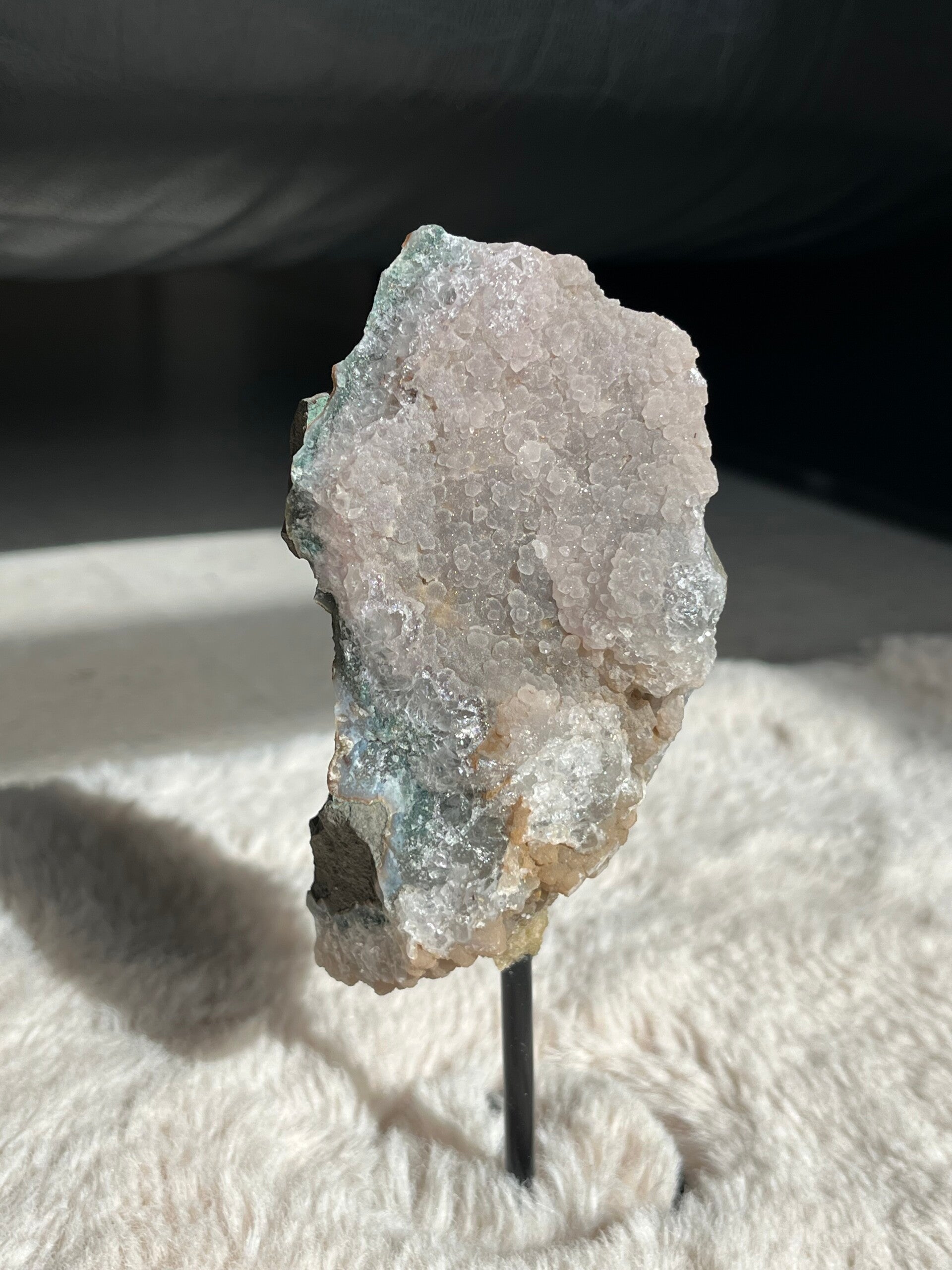Amethist met sugar druzy op standaard