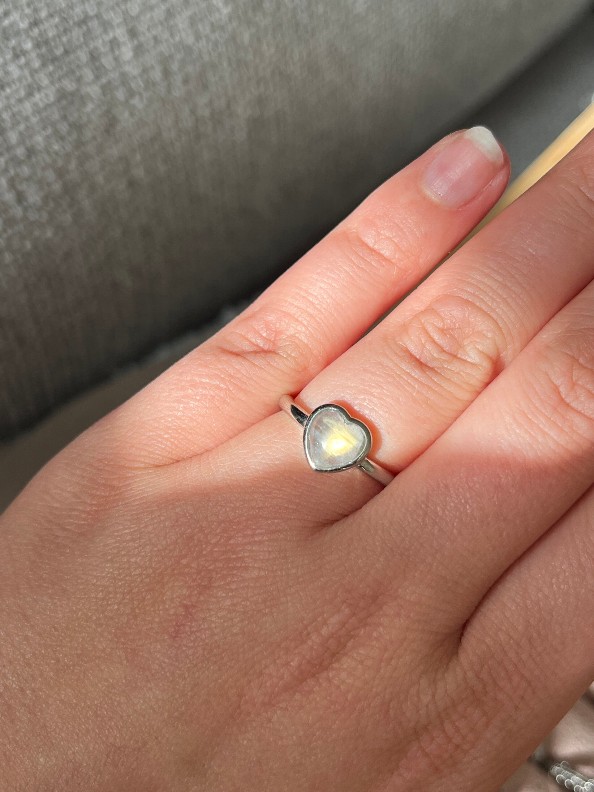 Labradoriet ring hartvormig zilverkleurig