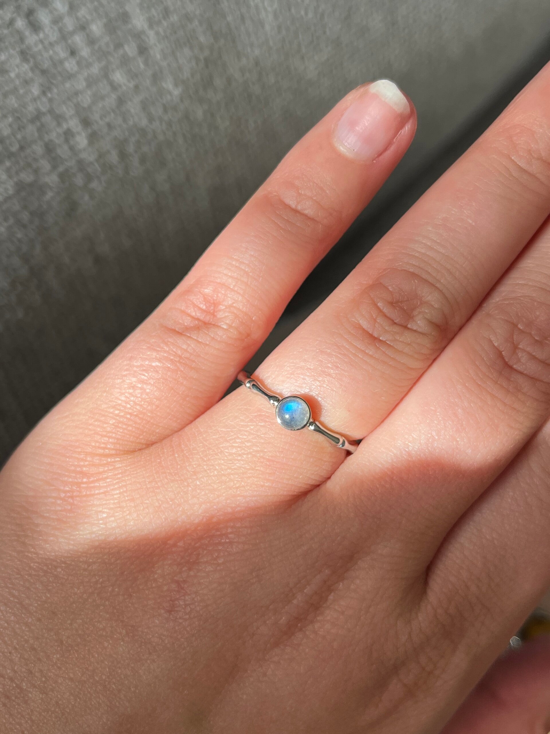 Labradoriet ring zilverkleurig