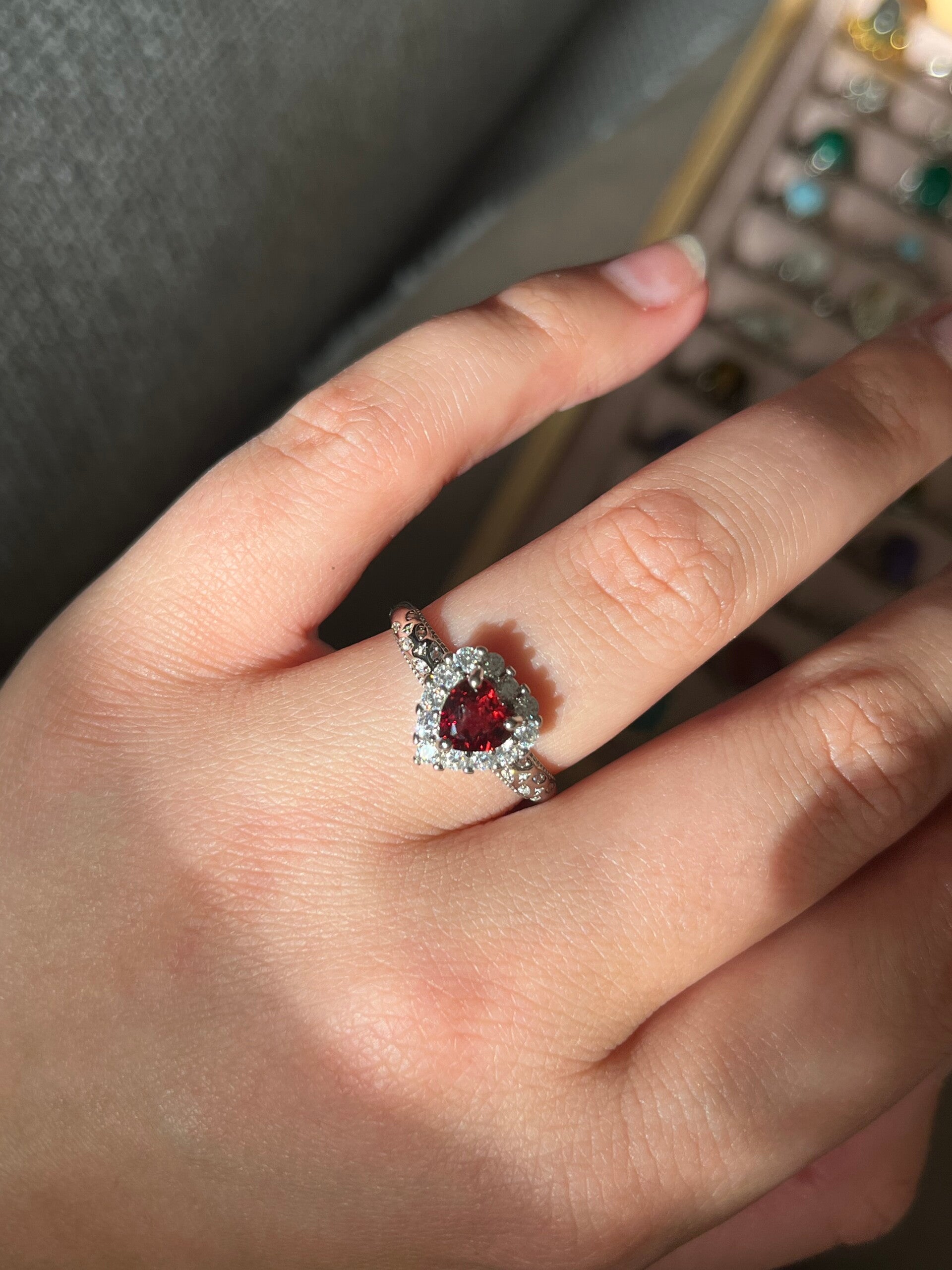 Granaat ring hartvormig zilverkleurig