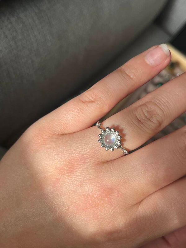 Witte maansteen sunflower ring zilverkleurig