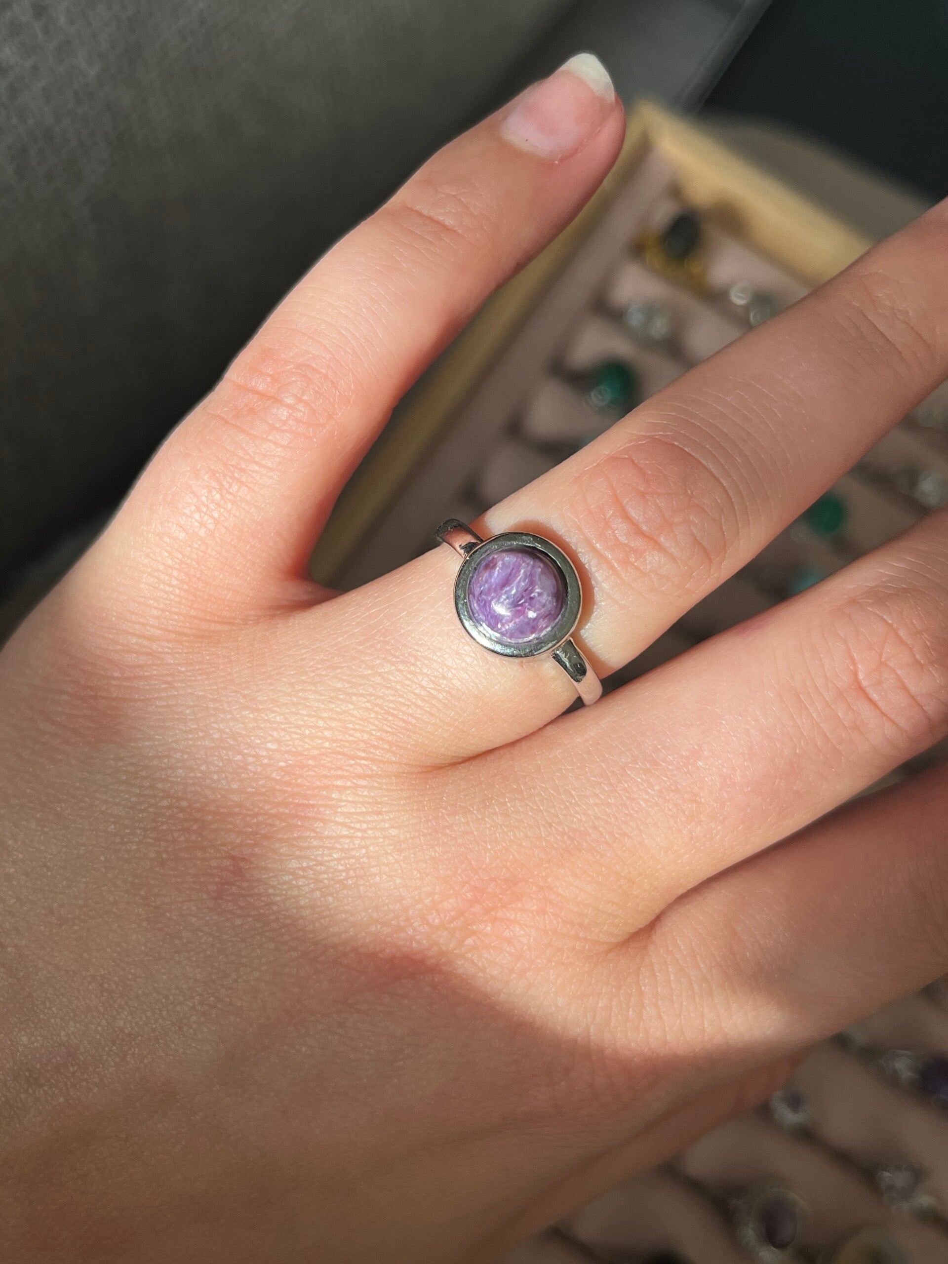 Charoiet ring zilverkleurig