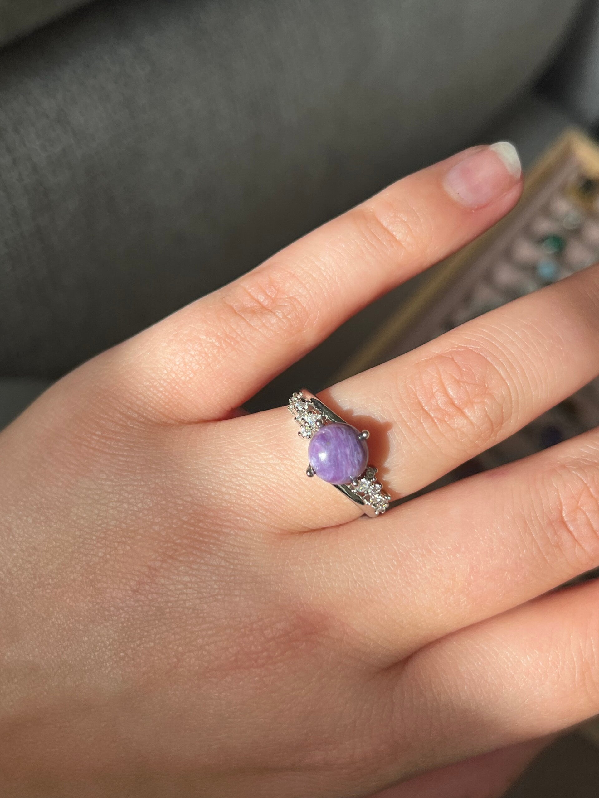 Charoiet ring zilverkleurig