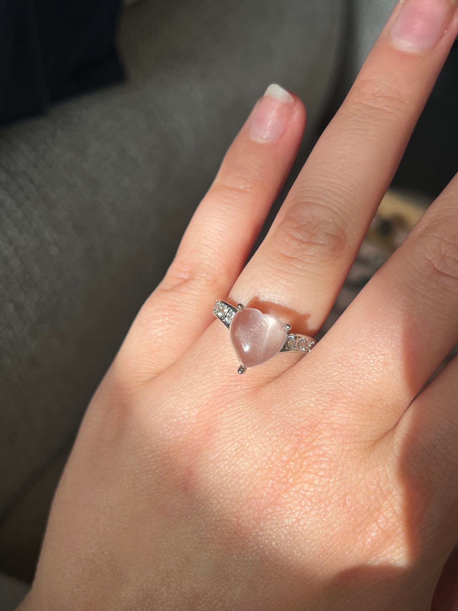 Rozenkwarts hartvormige ring zilverkleurig