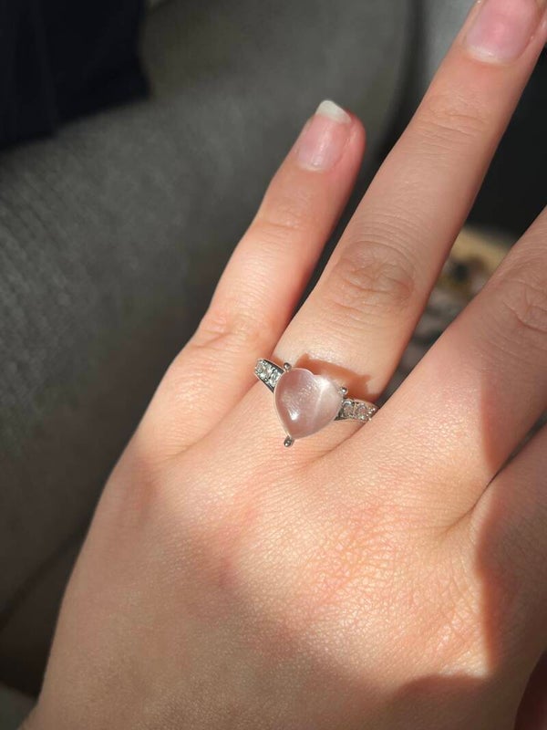 Rozenkwarts hartvormige ring zilverkleurig