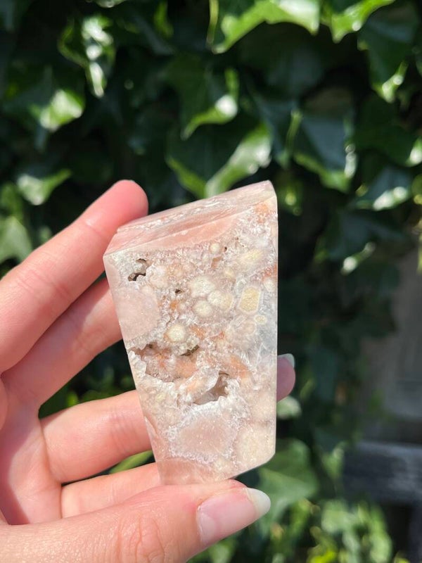 Roze chalcedoon carving
