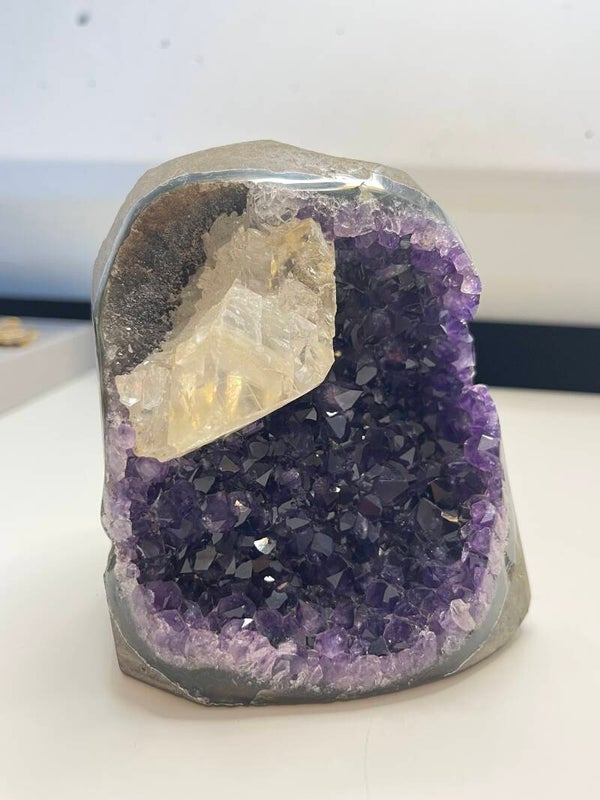 Amethist met calciet cutbase