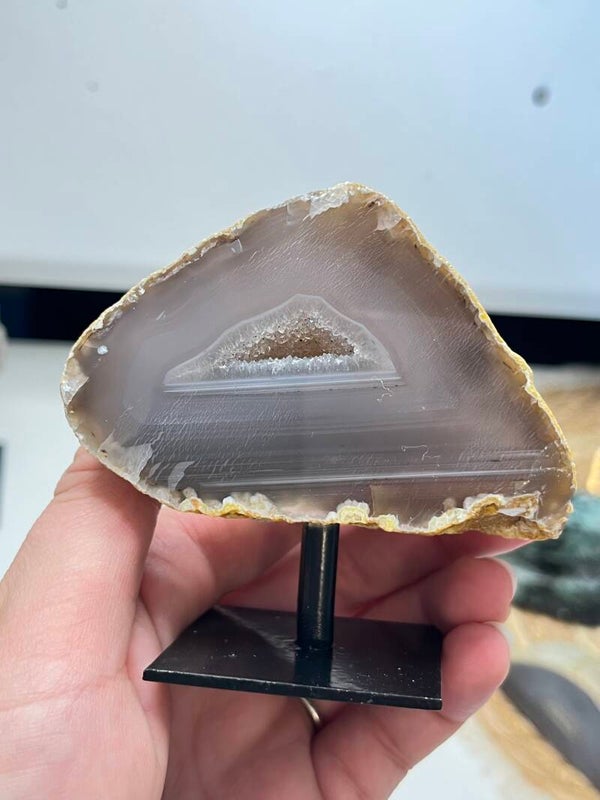 Halve agaat geode op standaard
