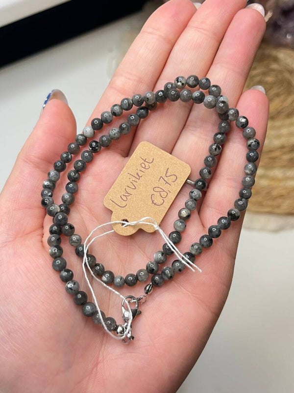 Larvikiet ketting