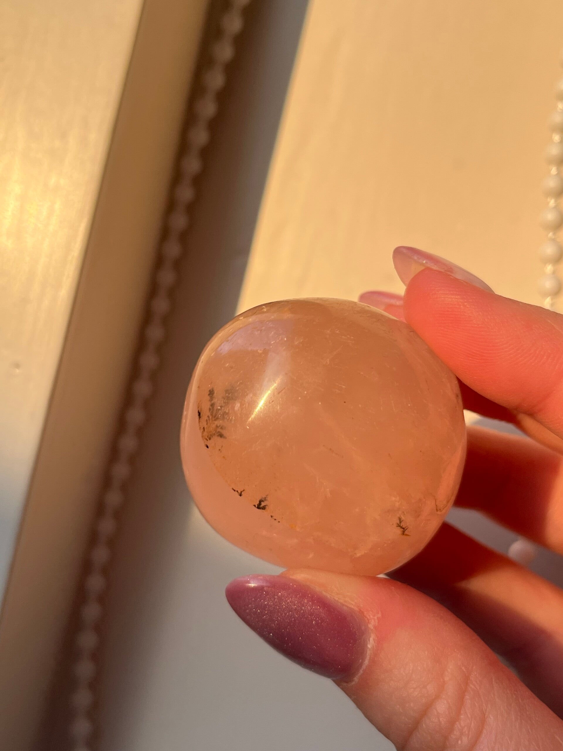 Rozenkwarts handsteen met dendriet