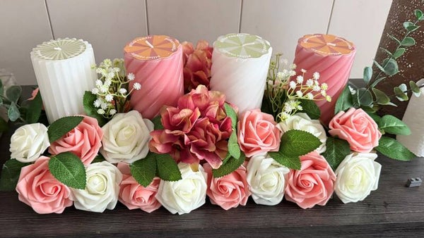 Langwerpig tafelstuk met kaarsen en bloemen