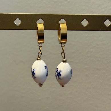 de delfst blue oorbel