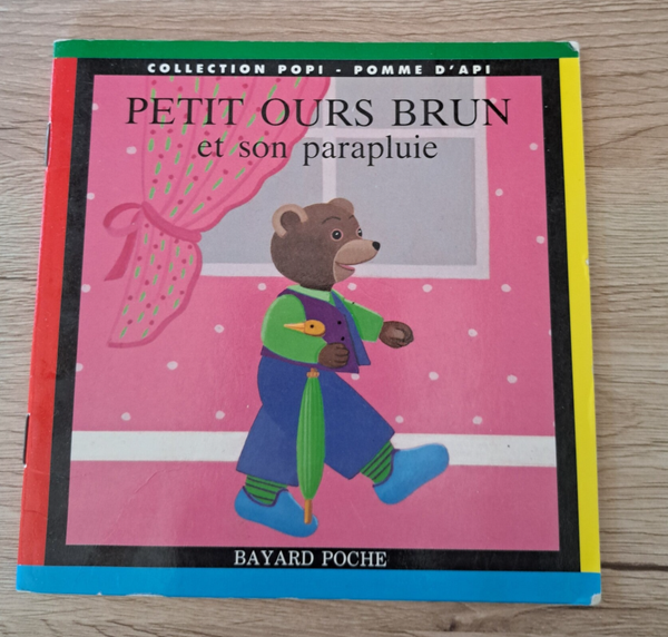 Petit ours brun et son parapluie