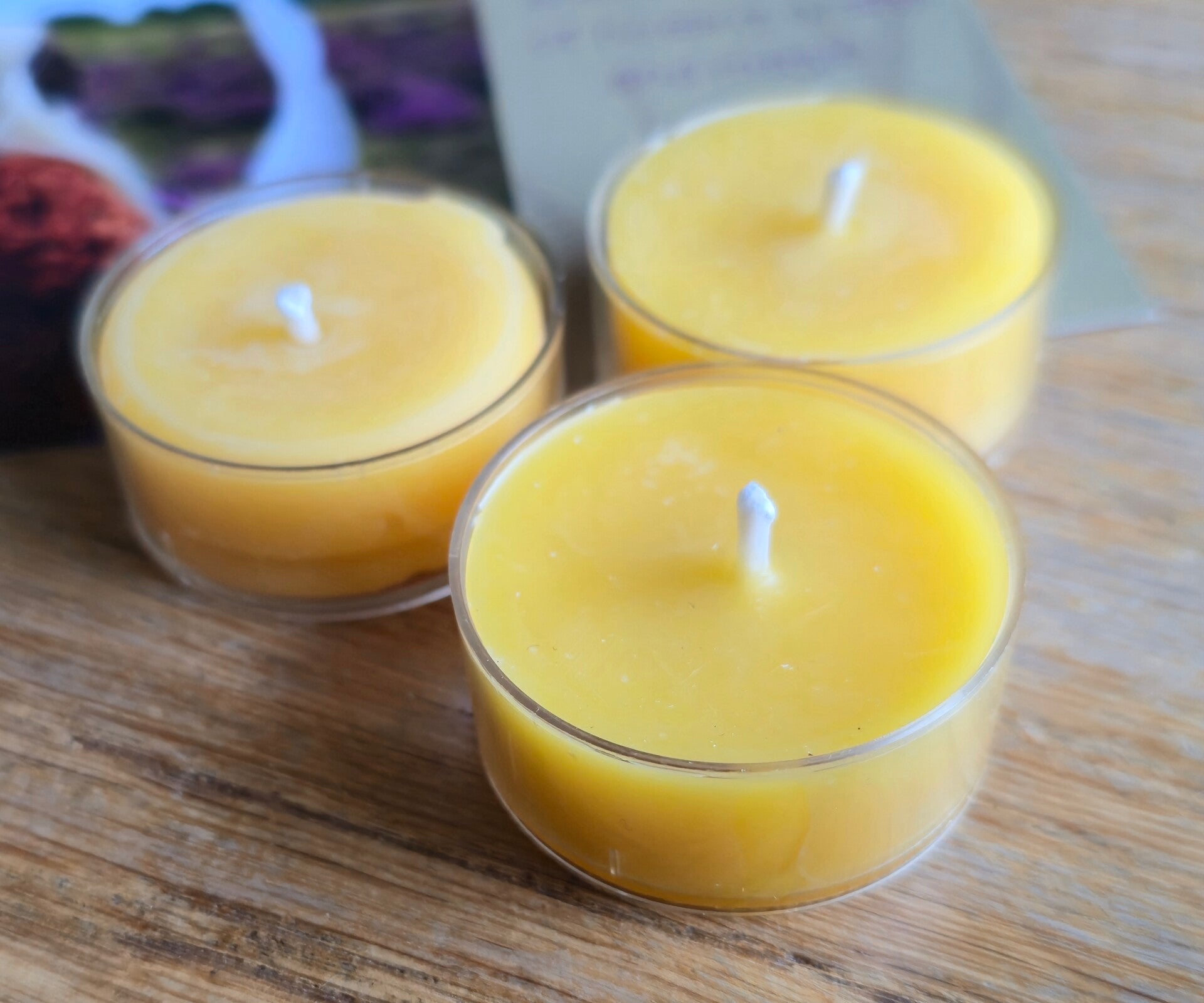 Drie bijenwas theelichtjes hand gegoten