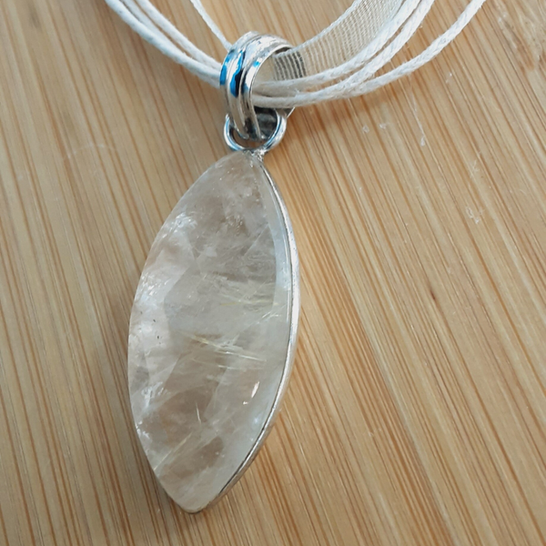 Pendentif en Quartz Rutile et cordon en Coton & Organza