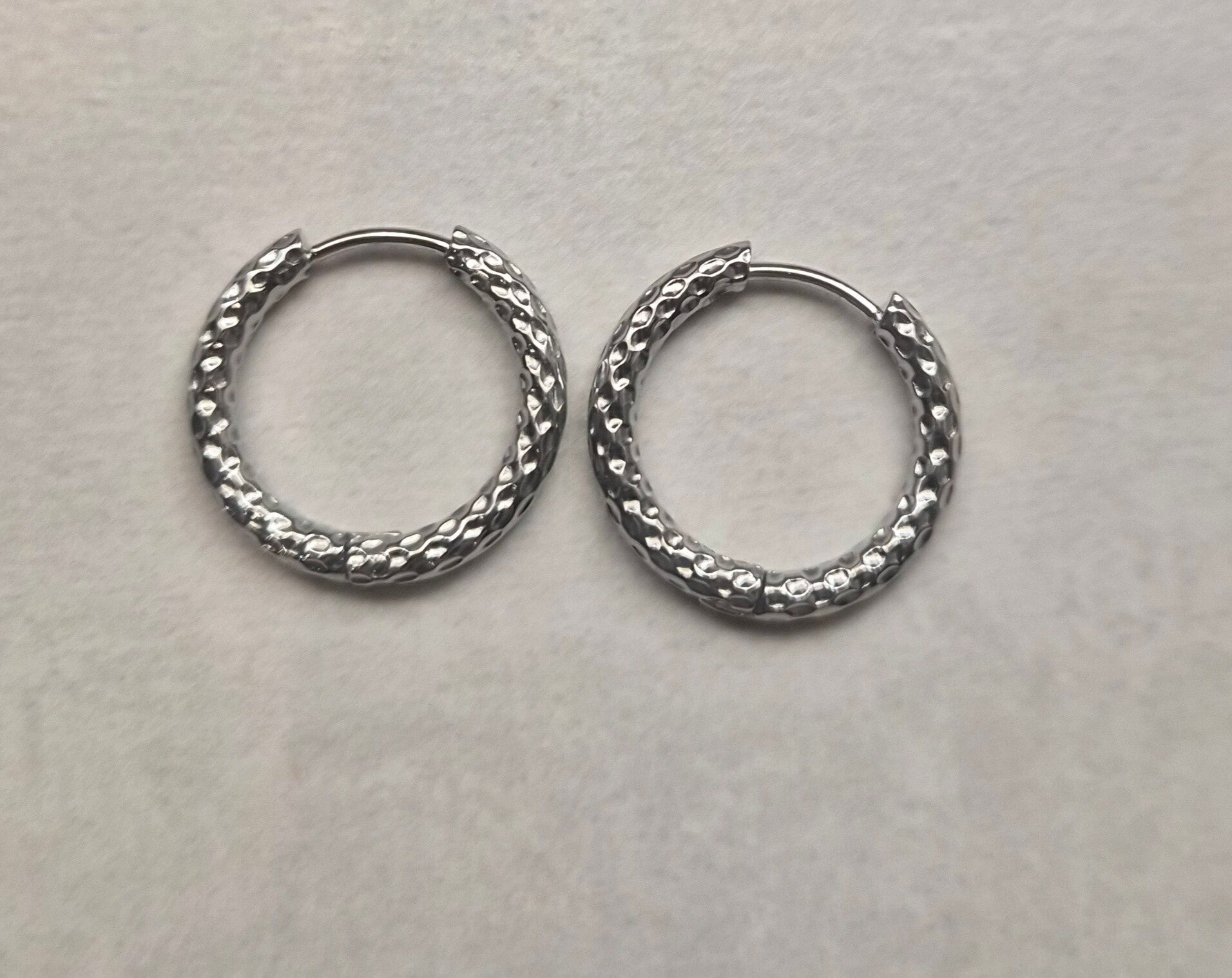 Créoles motif martelé. Argent acier inoxydable