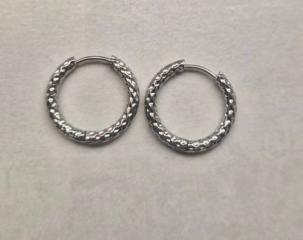 Créoles motif martelé. Argent acier inoxydable