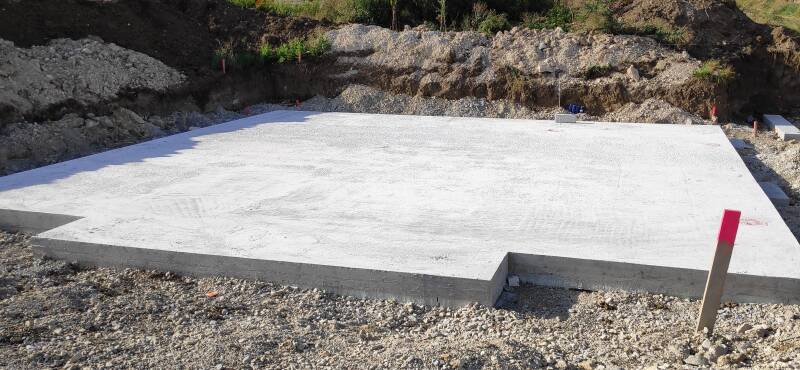 Querschnitt und technische Detailzeichnung einer gedämmten Bodenplatte für ein KfW-Effizienzhaus mit tragender Perimeterdämmung aus hochdruckfestem XPS-Hartschaum