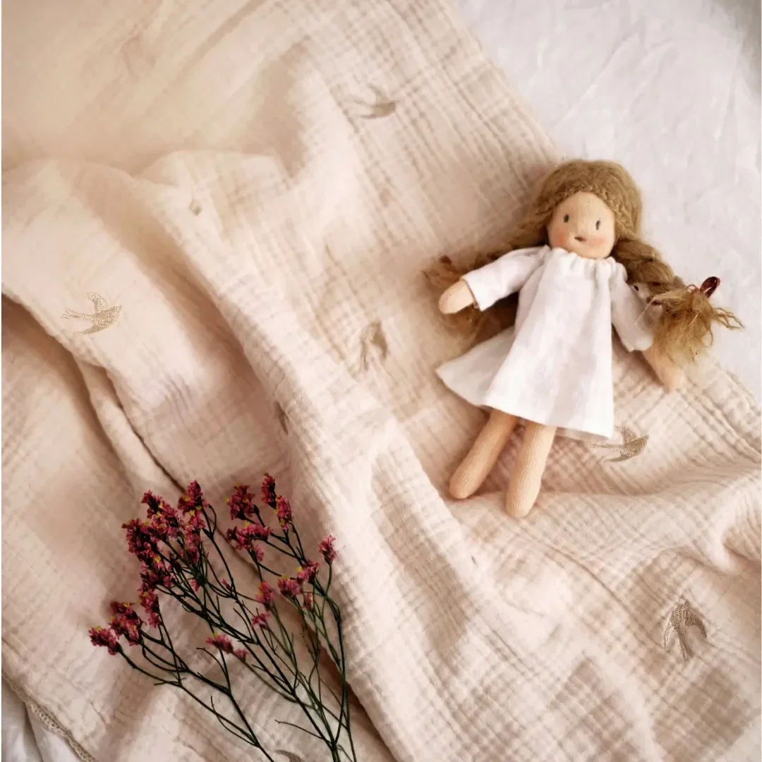 Dekentje geborduurde zwaluwen -  Gentil Coquelicot Paris