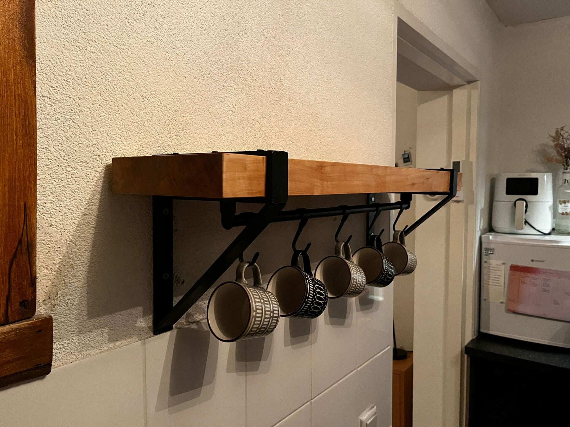 Esdoorn wandplank opgehangen met stalen frame