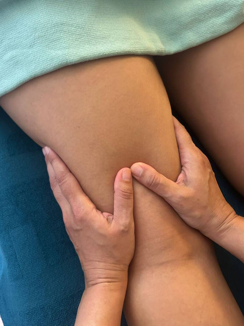 Laura Venancio,Praticienne réalisant un drainage lymphatique manuel méthode Vodder sur une jambe au cabinet.