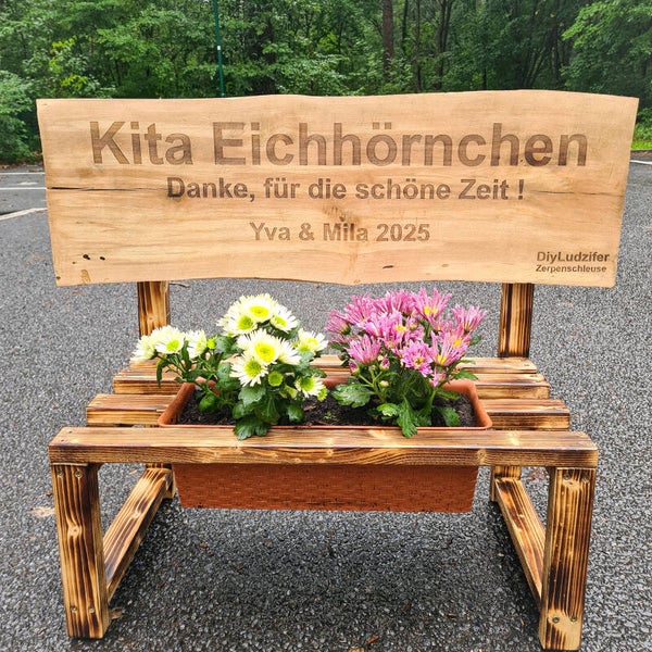 Blumenbank mit Gravur – Handgefertigt mit Skyline oder Wunschtext