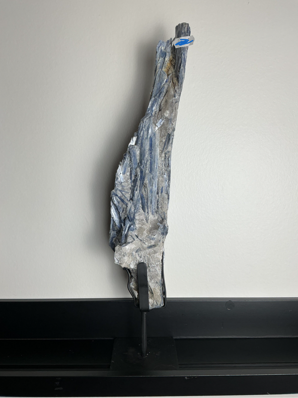 Blauwe Kyaniet op Standaard – Helderheid, Communicatie & Energetische Balans