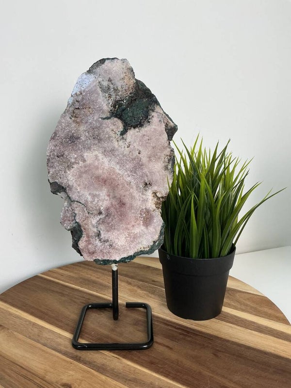 Roze Amethist Slab op standaard