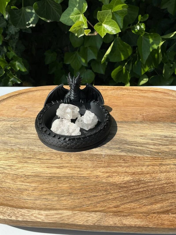 🖤🐉✨ Zwarte Draak met Bergkristal