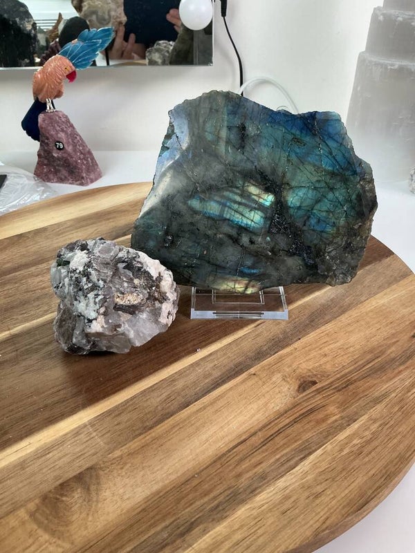 Labradoriet slab en Mica brok