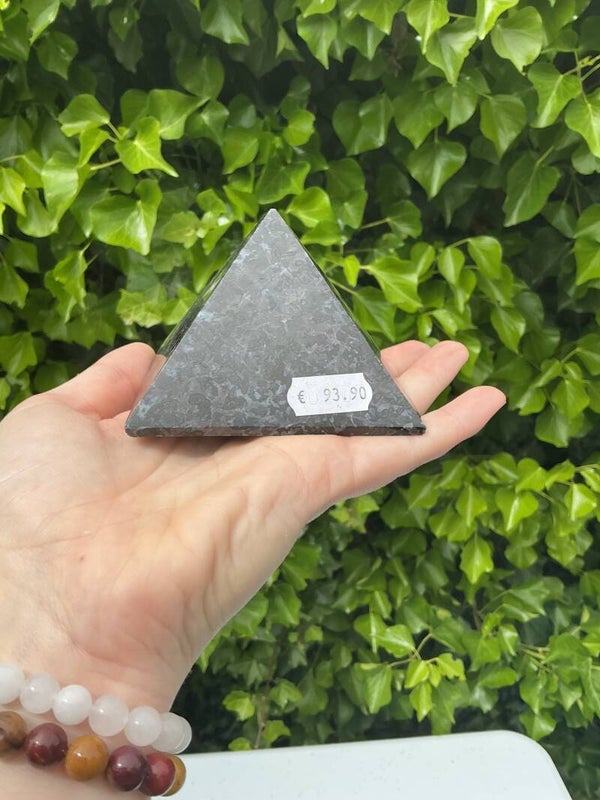 🖤✨🔺 Gabbro – Piramide kleine beschadiging