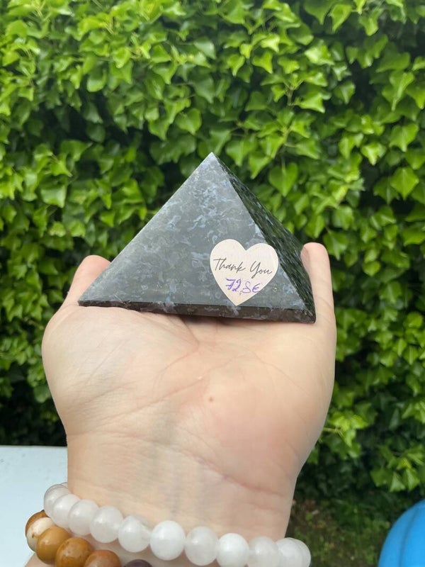 🖤✨🔺 Gabbro – Piramide