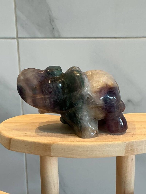 💜💚🐘✨ Fluoriet – Olifant Carving