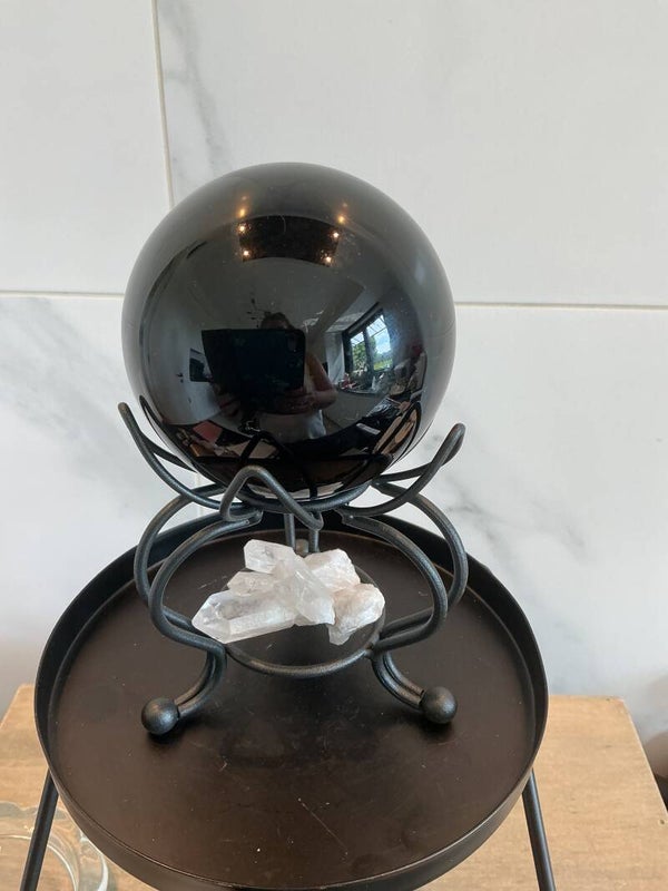 Obsidiaan bol met standaard en Bergkristal