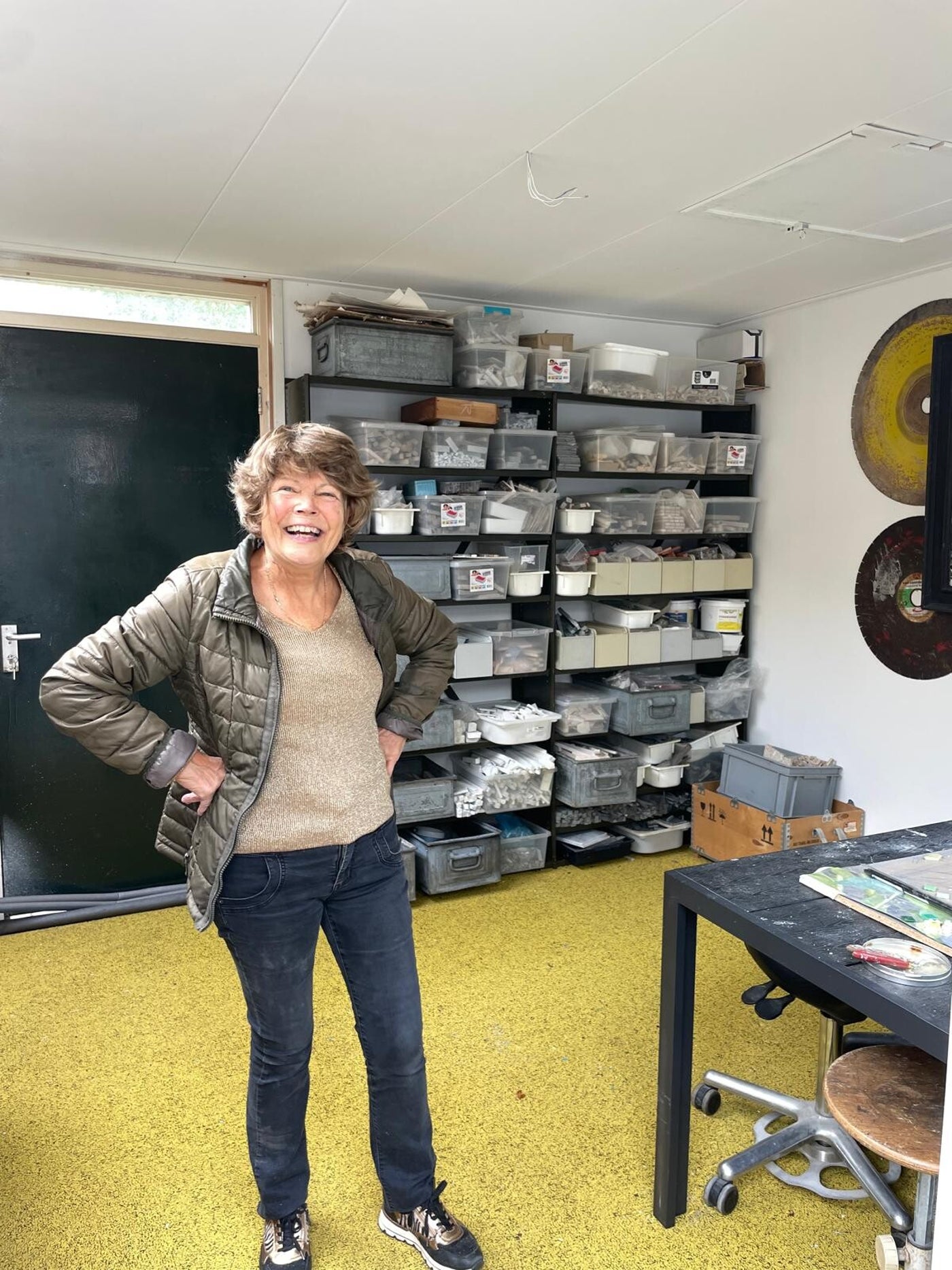 Werktafel met mozaïekmateriaal in het atelier