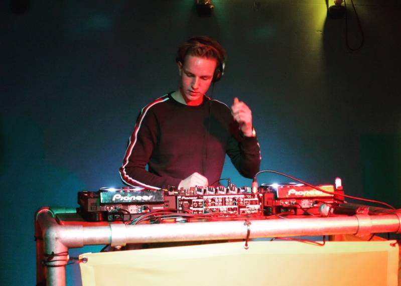 Muziek draaien in een club