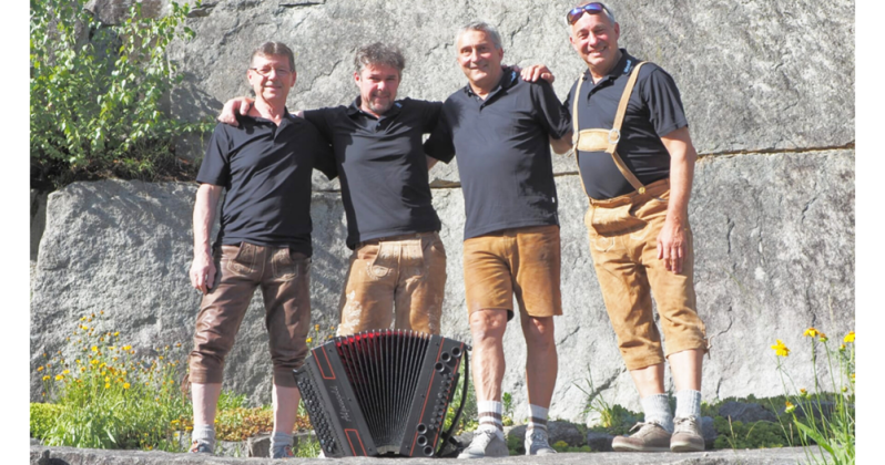 Echte Live-Musik fürs Brautstehlen in Niederbayern: Die vier Musiker der Band Biggobello in traditioneller Tracht mit einer Steirischen Harmonika.