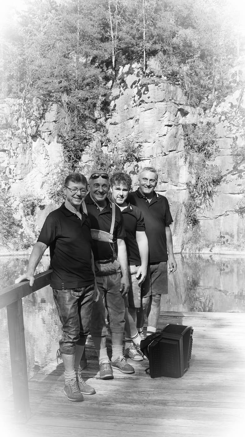 Die vier Musiker der Band Biggobello für zünftiges Brautverziehen und Hochzeiten in Niederbayern.