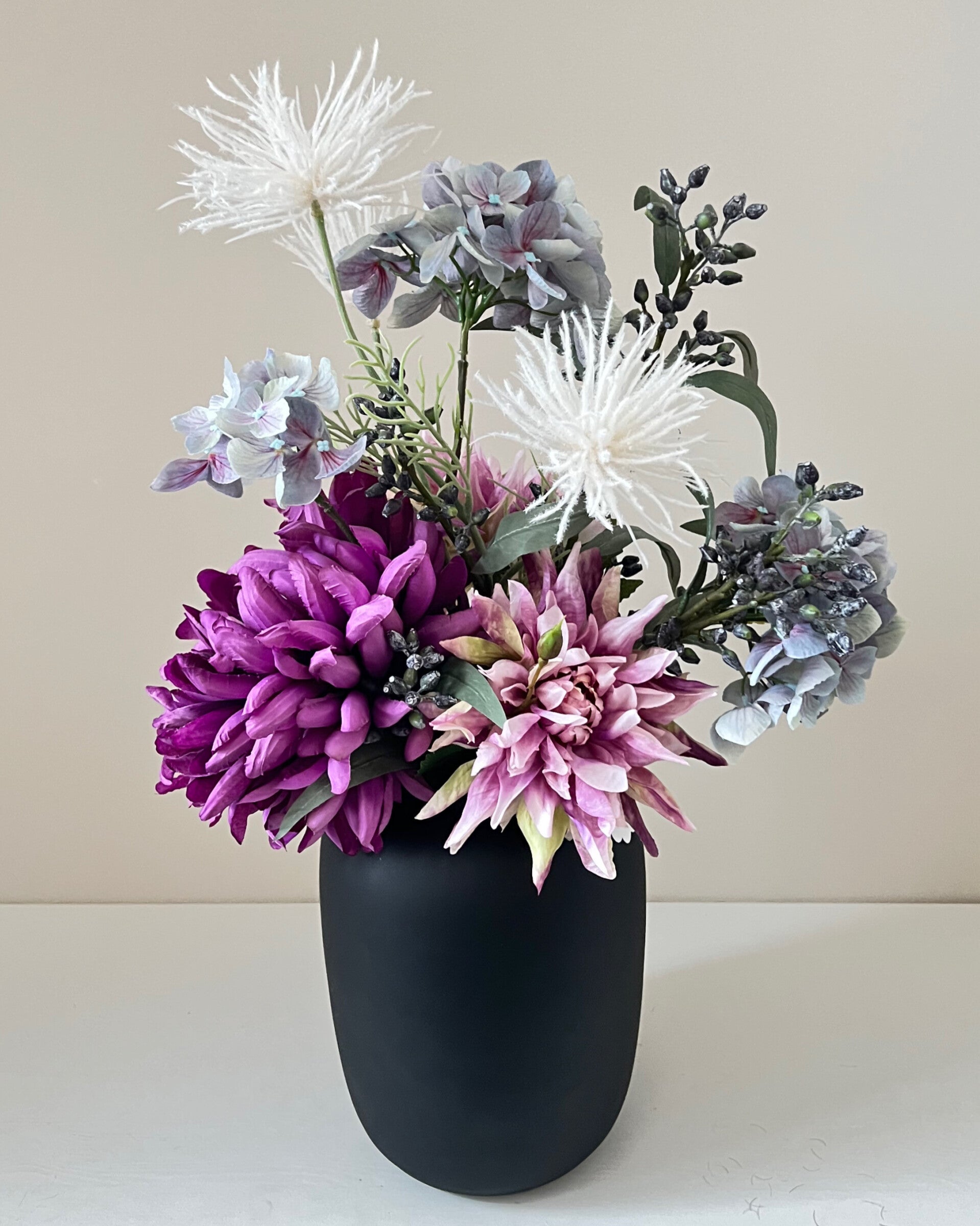 Boeket purple met zwarte vaas