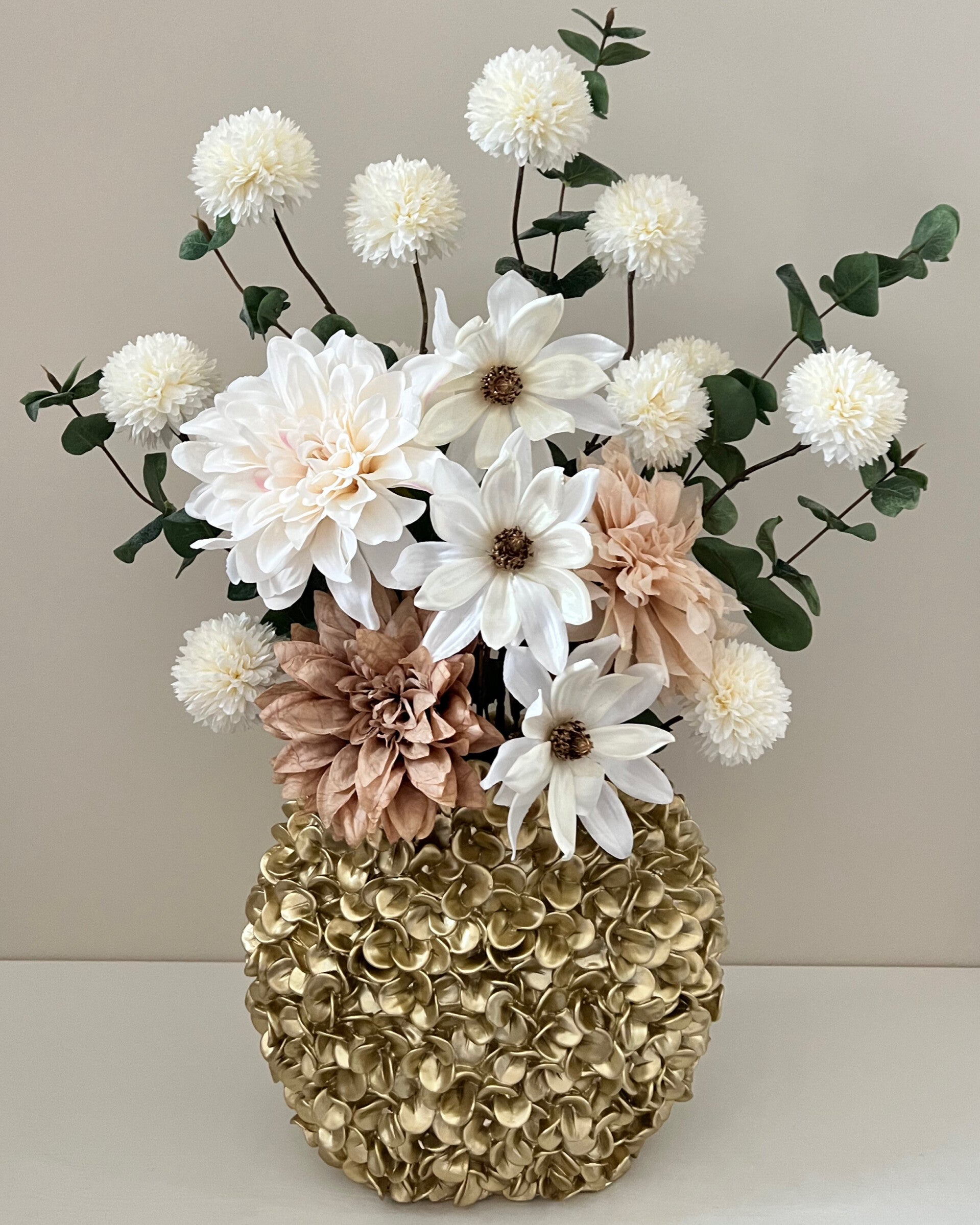 Gouden ovale vaas met bloemen en pompom takken