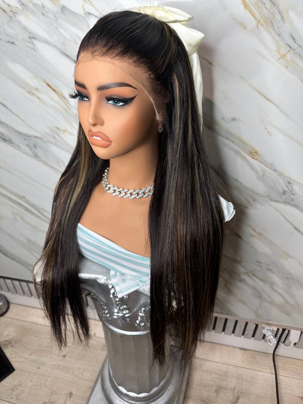 26” Straight hair with Highlights