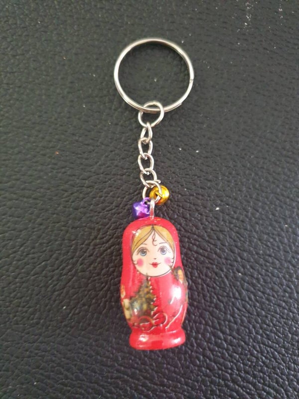 Porte-clés "Poupée russe" rouge boules jaune et violet