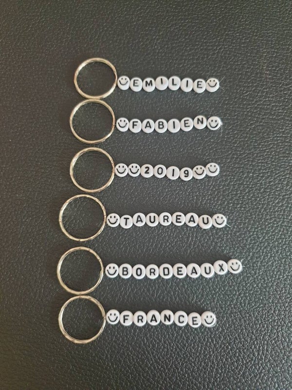 Porte-clés personnalisables à souhait. Perles blanches ecriture noire.