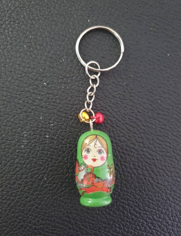 Poupée russe verte cloche rose et jaune